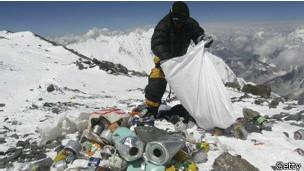 Pendaki Everest diharuskan angkut 8 Kg sampah ketika turun Gunung, Karena ini 