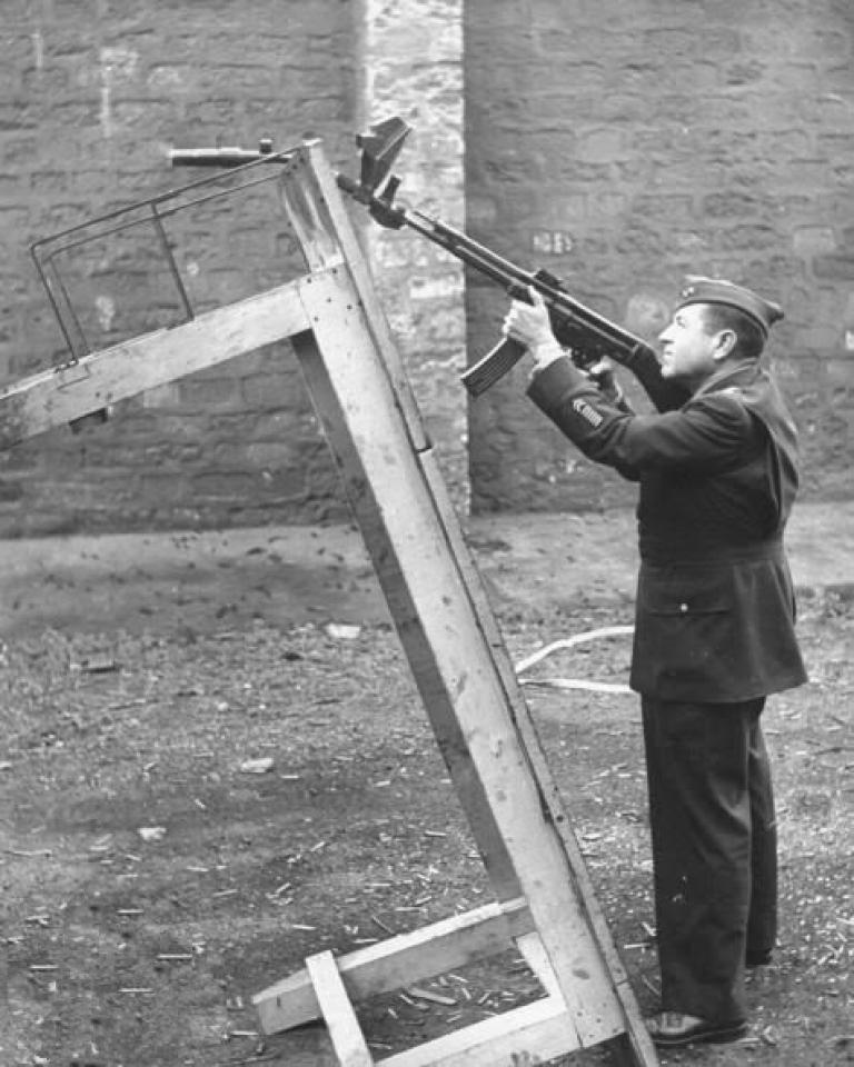 Pada Perang Dunia II Jerman Ciptakan Senapan Laras lengkung untuk menembak dari sudut