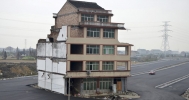 Rumah Ditengah Jalan Raya di China